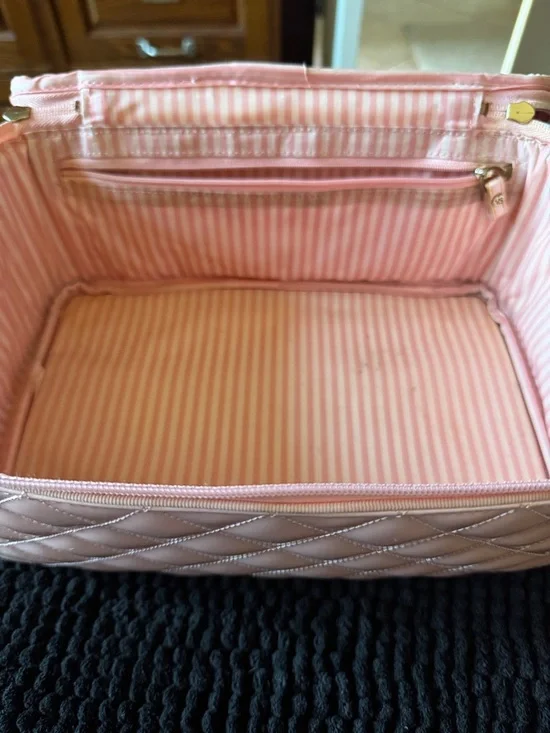 Victoria's Secret Quilted Light Pink Cosmetic Case with Top Handle - Picture 6 of 8
